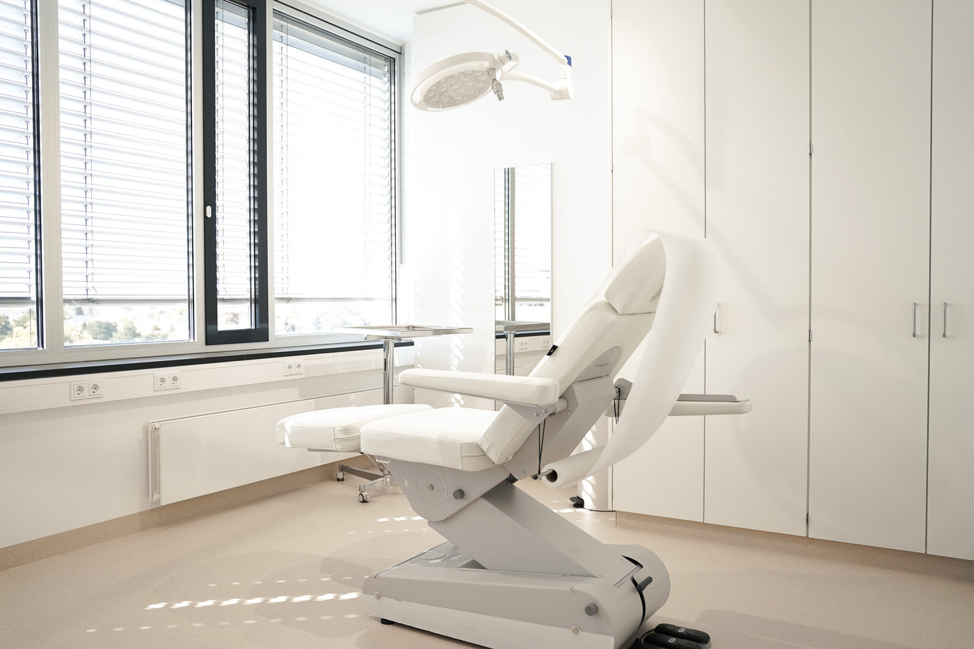 OP-Lampe, Mayo-Stand, sterile Vorbereitung.