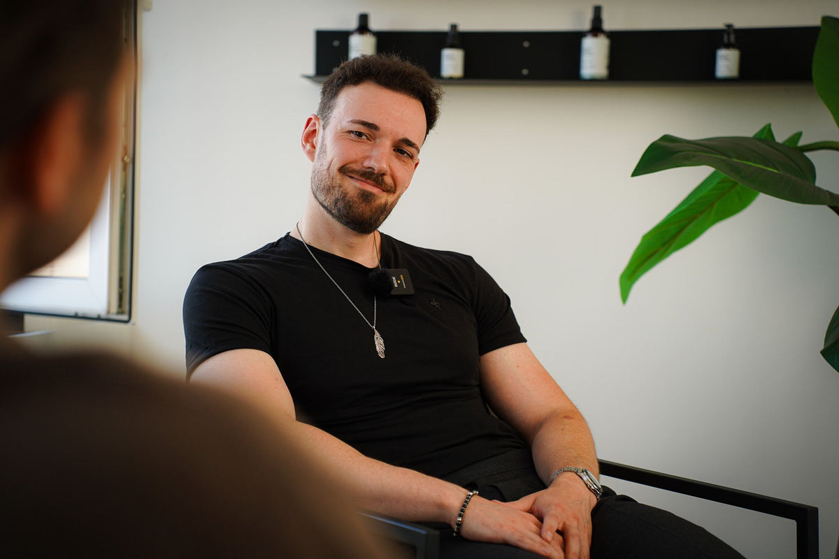 Moritz im Gespräch, 8 Monate nach seiner Haartransplantation bei O.C. Hairclinic